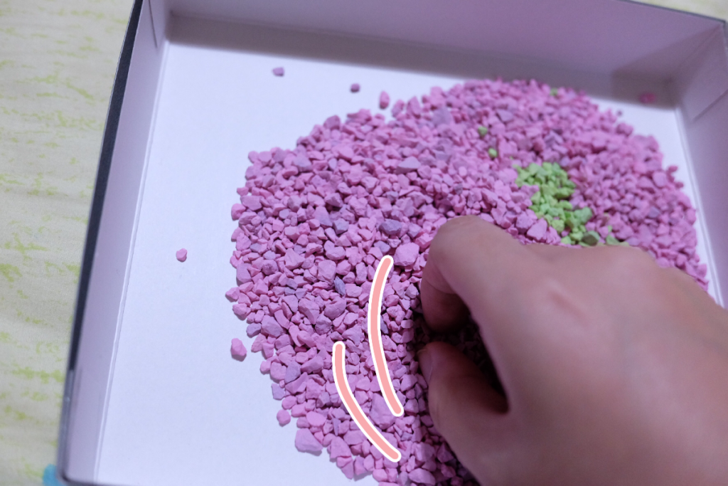 まあそれは一旦置いておいて、このペレットの中に指を突っ込んでゴソゴソします。