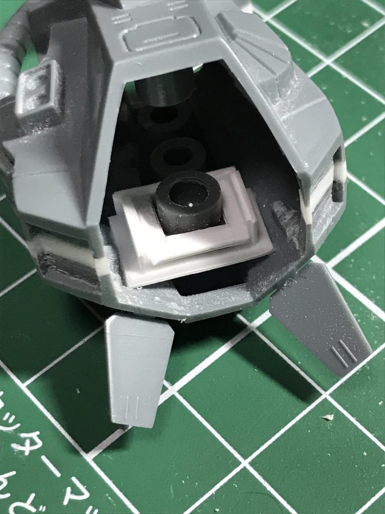 足首が棒に突き刺すだけで前後スイングしかしない構造だったためポリキャップを仕込んでボールジョイント化しました。つま先を外側に逃がすことで多少足首をひねることができるようになり、立ち姿が気持ち自然になりました。