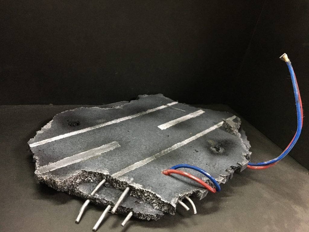 台座のみ
ビッグガンと台座は取り外し可能です!
こちらはセリアのコルクボードをちぎって貼っての繰り返しで形を作り、いらないランナーを切って鉄筋にしましたw
塗装は缶スプレーで塗装し道路のラインはマスキングして筆で塗りました!
初めての制作でしたが割と簡単に出来、塗ったり汚していくうちにアスファルトっぽくなったので良かったです😊