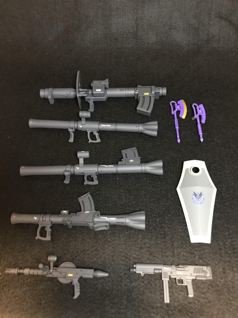 ゲーム由来のMSの為か設定の武装が大変豊富。

上から、ラケーテンバズ、ザクバズーカB1型、C1型、D1型、キット付属のザクマシンガンを改造して作ったザクⅠ用マシンガン、MMP80 90mmマシンガン、グフシールド、ヒートホークです。

リヴァイヴグフ、ドムトローペン　サンドブラウン、システムウェポン009から持ってきました。

注　　公式設定ではないです。MSの運用を探る小隊らしいので、様々な武装がテスト等で提供されただろうとの推測からバズーカを用意してみました。