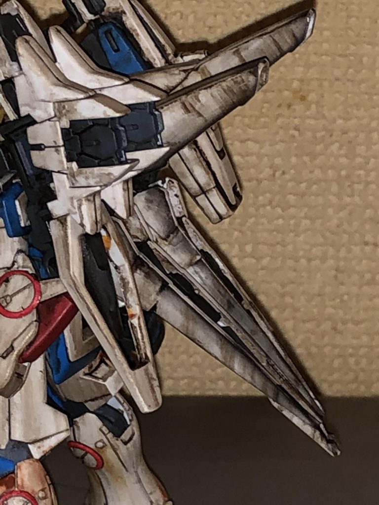 バックパックのウイング部分はウェザリングマスターで煤汚れを入れました