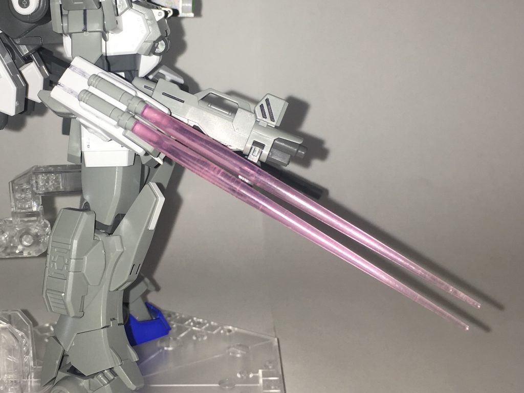 ビームサーベル。接近戦用のビームの剣。右腕の前腕のカバーに2本装備されている。