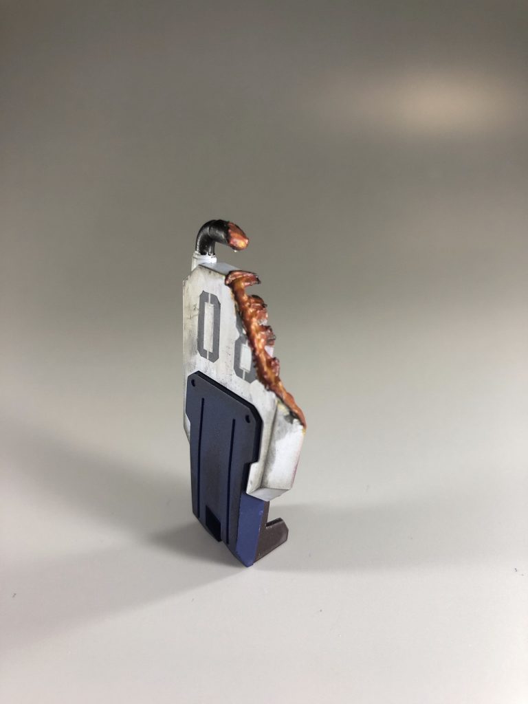 盾のダメージ表現にもこだわりました
こちらもアクリジョンにて重ね塗りに重ね塗りを繰り返し、切られたてほやほやを表現！さわると熱いかも…