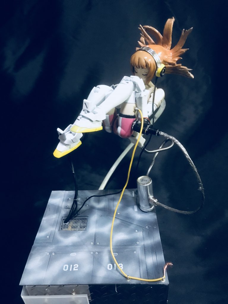 各所にコードを取り付けています。
磁石使用で着脱可能なコードもあります。