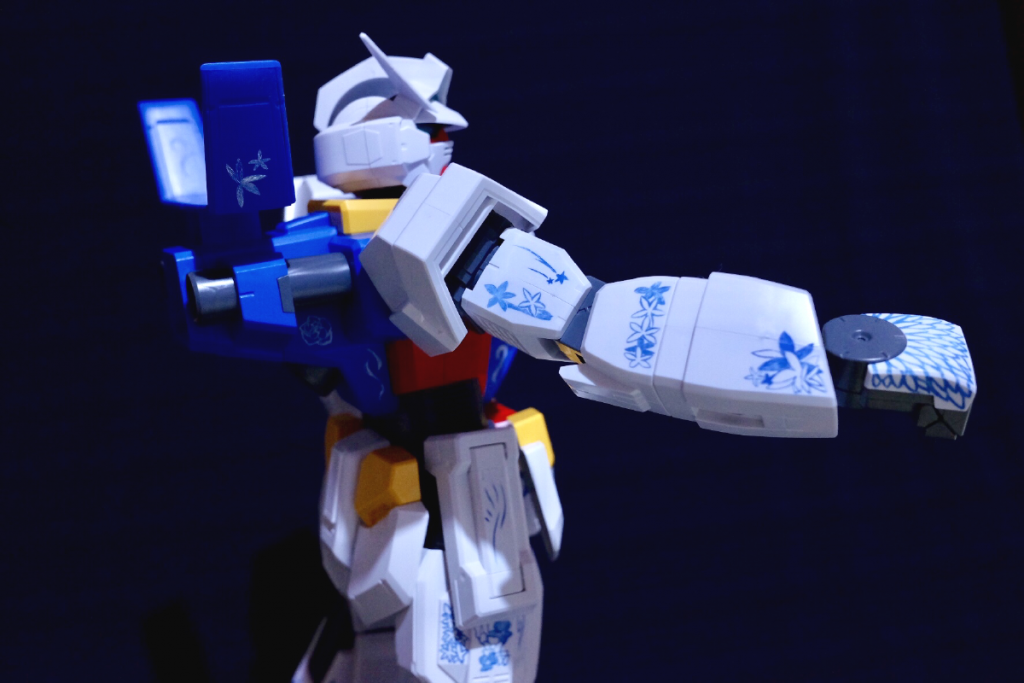 右腕です。特に深く考えて彫っているわけでは無いです。というより、両足と左腕を彫った後で、疲れ切っていましたね。面を埋めるのに必死でした。
バックパックにも少しだけ彫ってます。