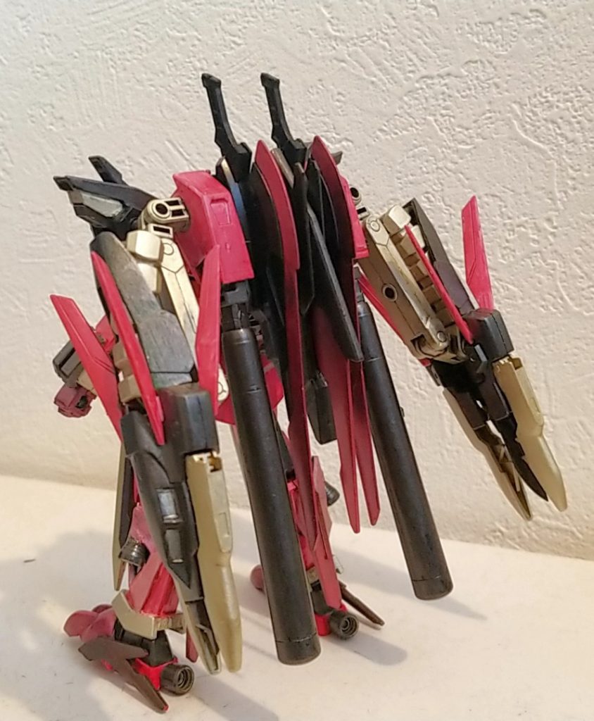背面
機動力を上げるため各部にバーニアをふんだんにつけているため、それを補うために装備
使い終わったら着脱可能