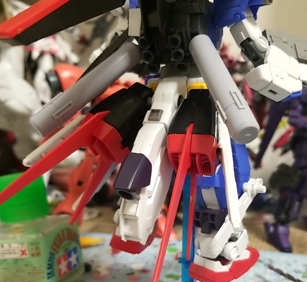 ボツ案
最初はテールスタビライザーにエールストライカーを付ける予定だったけど、デカすぎる可動悪い見栄えが良くないという事でボツ
バックパックにはライトニングZガンダムのパーツを使用
プロペラントタンクもつけてみた