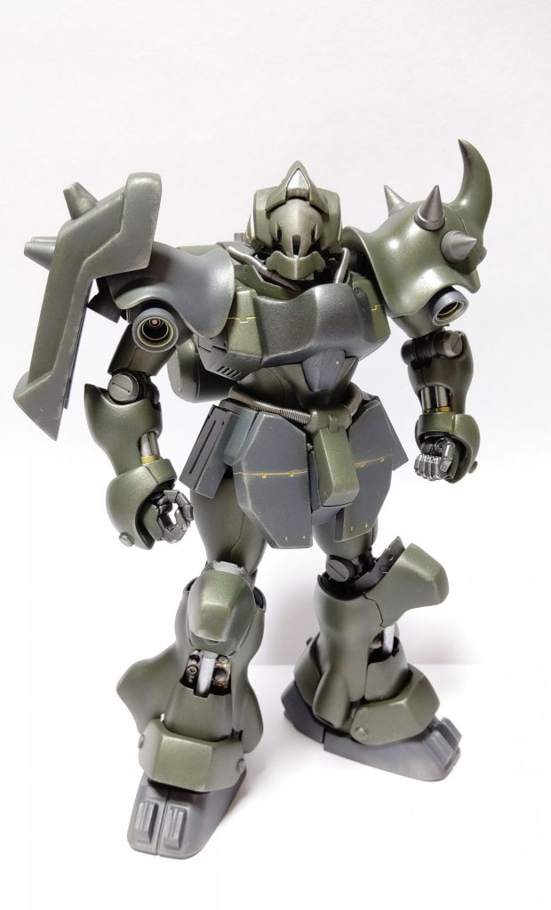 黒サフからシルバー、メタリックダークグリーンの重ね塗りで金属感のある塗装に仕上げました。