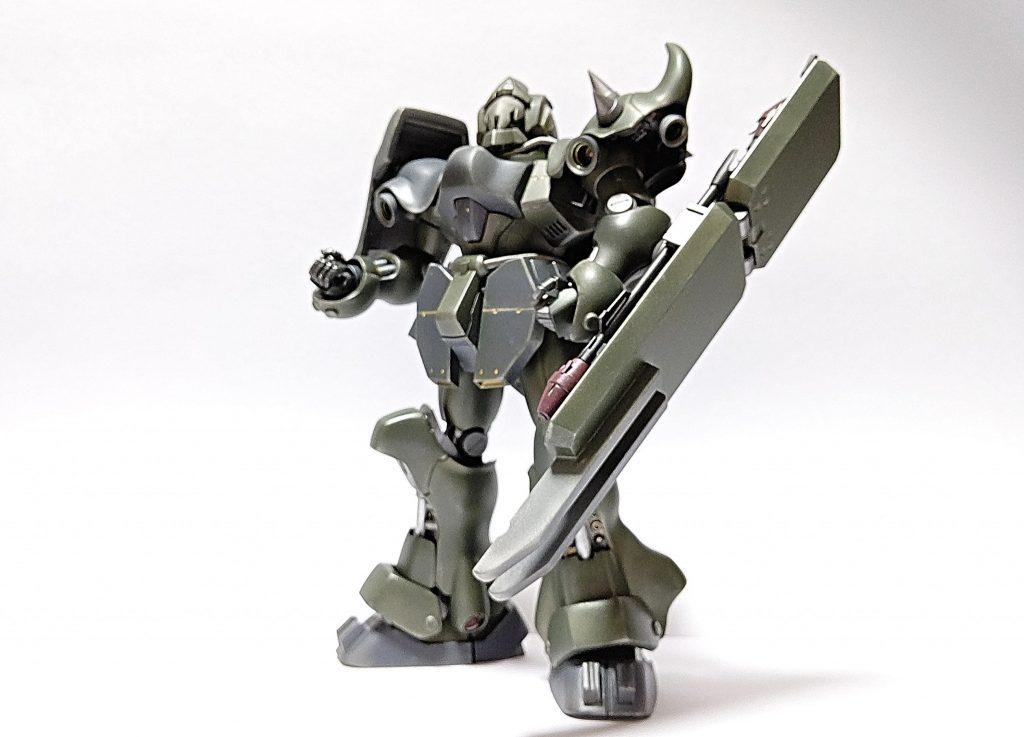 シールドにはクローを装着。ガードしながら近接で敵を突き刺します。