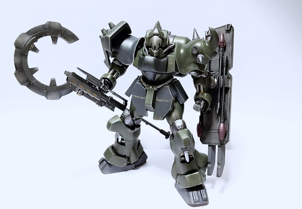 ギラ・ドーガの頭部に鉄兜をジャンクパーツを使用して作成。重厚なガーディアンのような佇まい。