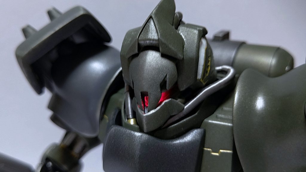 ガンプラ用LEDライトを使用。鉄仮面のスリットから漏れるライトが凶悪さを演出。