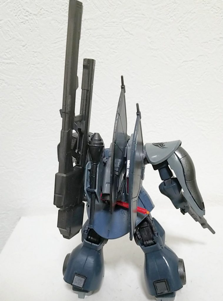 基本的にバックパックの強化や各部に放熱フィンを追加されている
バックパックの巨大放熱フィンは片方に集中している