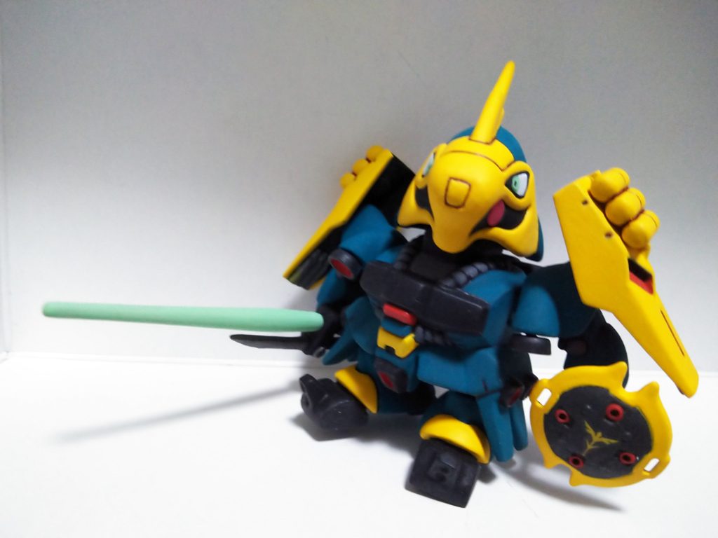 専用サーベルはジャンクパーツを組み合わせて自作。