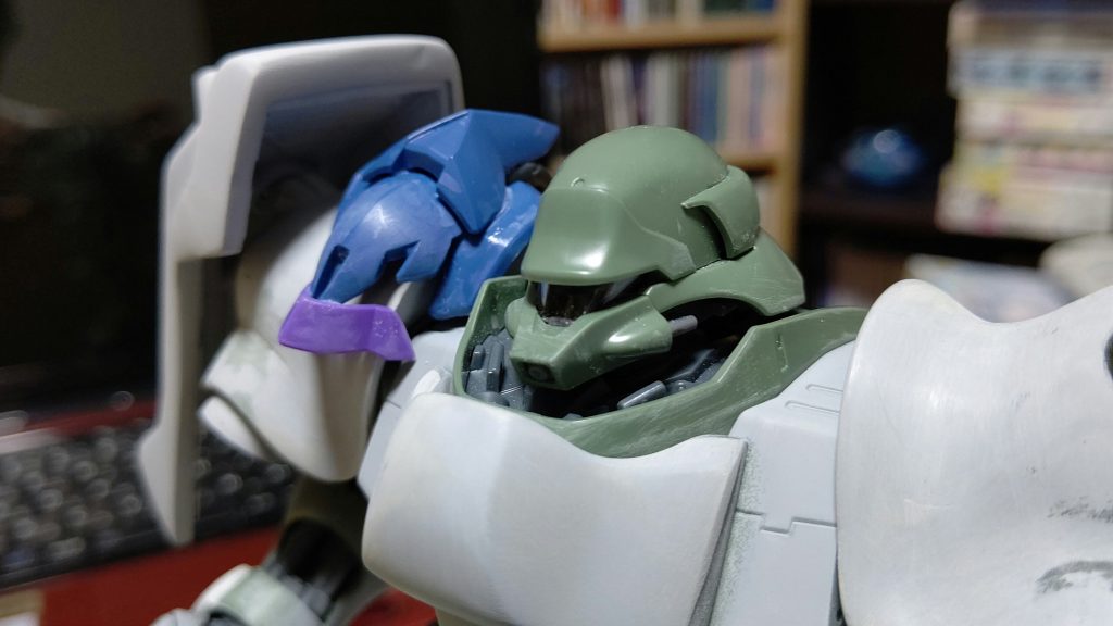 ヴェイガン系のパーツから兜を作成。
ネオジム磁石を仕込んで固定可能に。