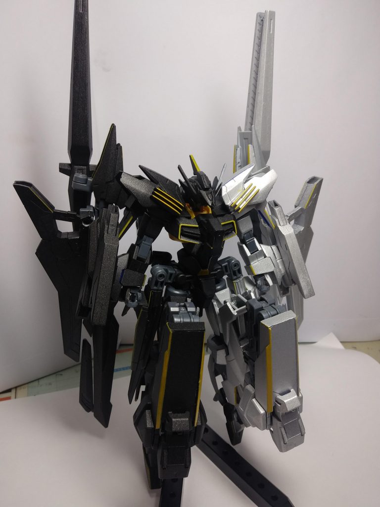 ベースキットはAGE-FXになってます。理由はコアファイターがついてるから、だけです。あとはハルートやレギンレイズ、FAのバーゼラルド等も使用してます。
コンセプトは「防衛」！のはずが迎撃のための武装をつけていったらいつの間にかコンセプトが「侵攻」になってしまいました（だから名前がメタル『アグレッサー』）
ここからは武装説明です