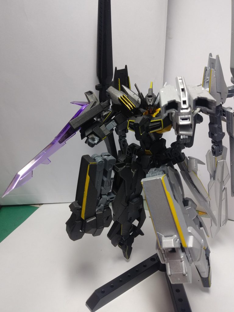 バニッシュメントガントレット
結晶剣コラルブレードとグラインダービットによって構成された武装。グラインダービットの超振動で装甲を粉砕し、コラルブレードで一気に切り裂く。グラインダービットは分離して行動出来る。
MSGのパーツを用いて制作しました。