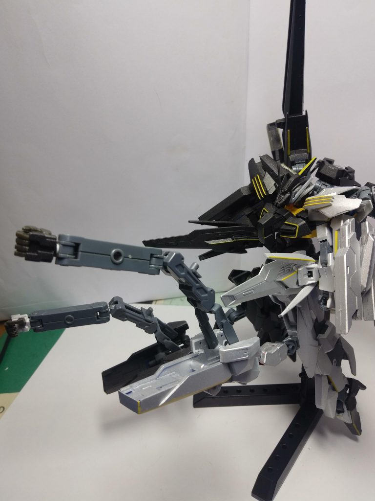 バインダーショット&大腿部サブアーム
腰部に装備された射撃兵装。ブレードとビット機能をもつ。サブアームはリーチが長く、パワーもそこそこあるため多少の格闘戦もこなせる
バインダーガンやアムアムを用い作成。