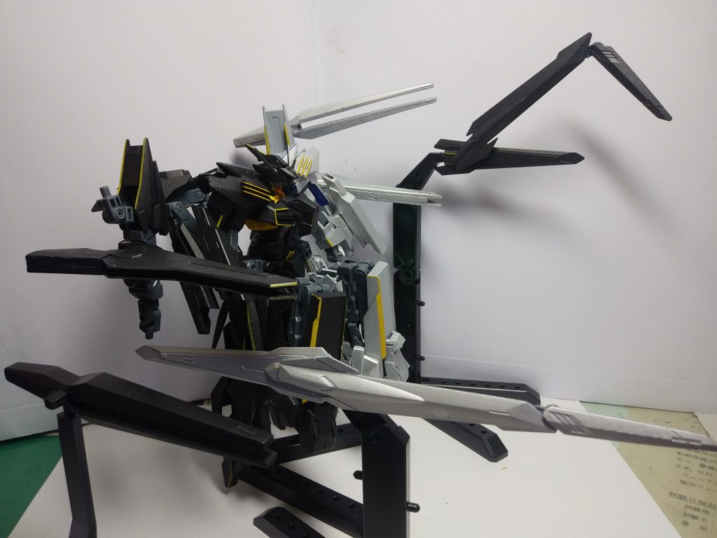 ブーストブラスター&バレルビット&バイティングビット
ブーストブラスターは強力なビームを照射できる射撃武器。名前の通りブースターとしても機能し、最大出力で結晶の翼が展開される
バレルビットは大型のビットでガトリングの様にビームを連射でき、切り離さくても射撃できる。バイティングビットは二つの形態を持ち、ソードモードで剣戟戦を繰り広げたり、ファングモードで噛み付き、動きを制限させたり出来る。
アーセナルアームズ、デルタカイのプロト・フィン・ファンネルやノーネイムライフルのパーツを使いました。