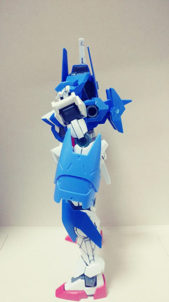 左側(シールドはアスタロトの物を流用)
シールド内部にAGEシリーズのビームサーベルを設置)