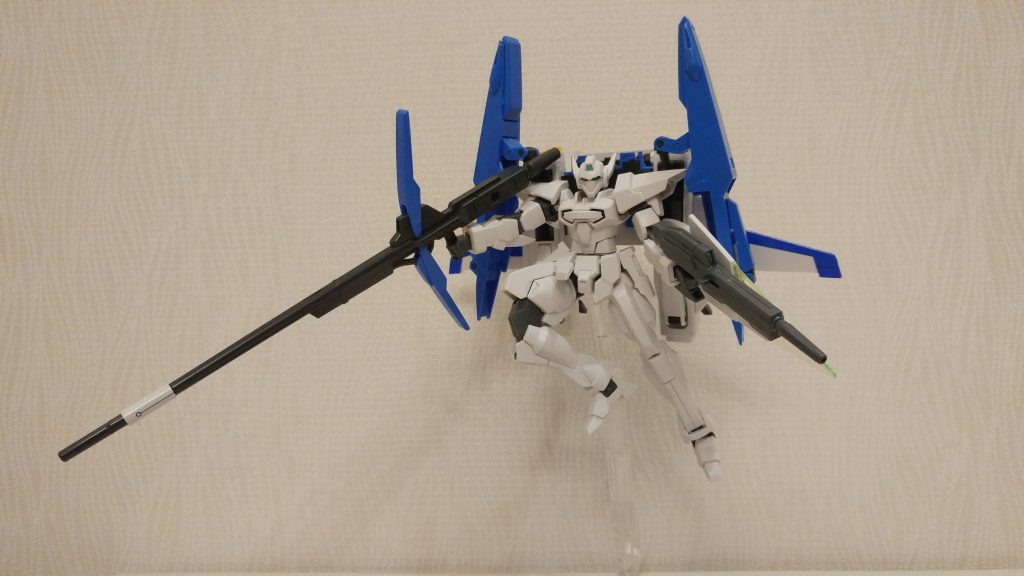 合体方法はスーパーガンダムと同じように、Gバウンサーの背中にGディフェンサーを合体させ、ロングライフルを右手にドッズライフルを左手に持たせシールド取り付けました。