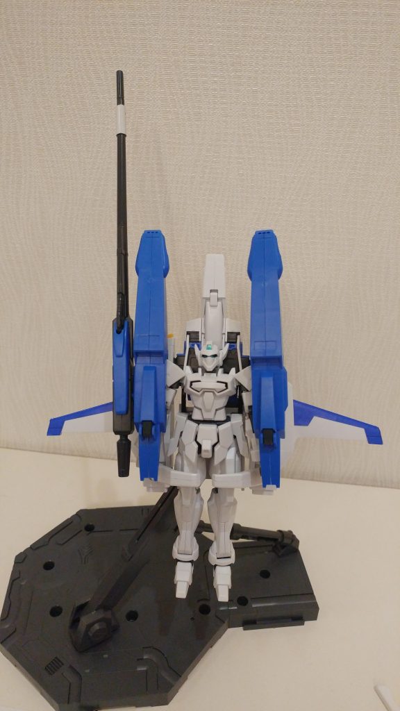 裏を向けると肩アーマーを下げたりしているので、本家よりも詰め詰めになってます。