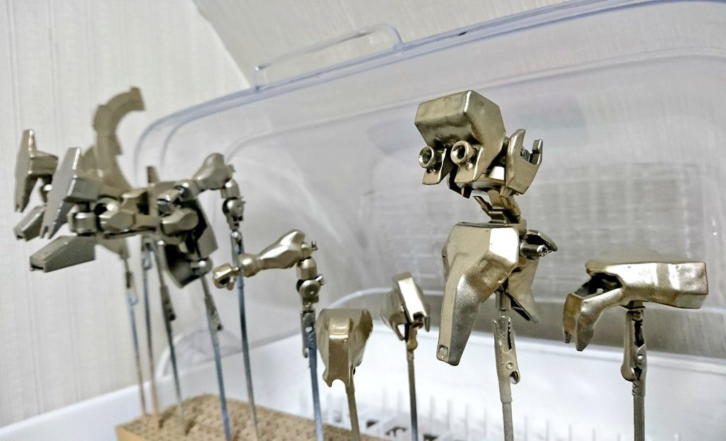 その上にベースグレー→ゴールドを吹いて、