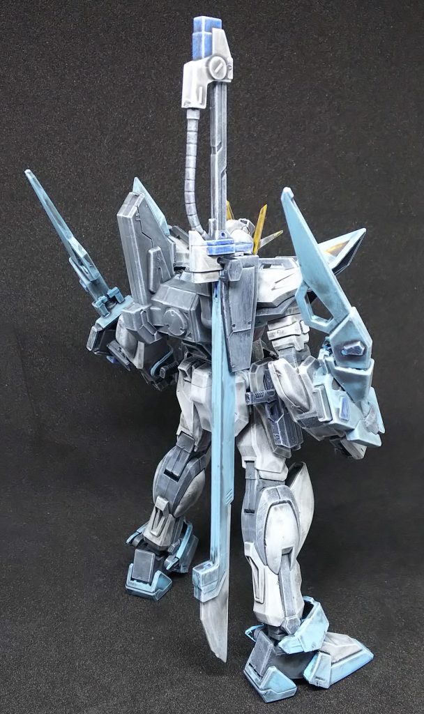 バックパックはソードストライク、Pストライクのパーツをビームサーベルの持ち手で無理矢理繋げてますw