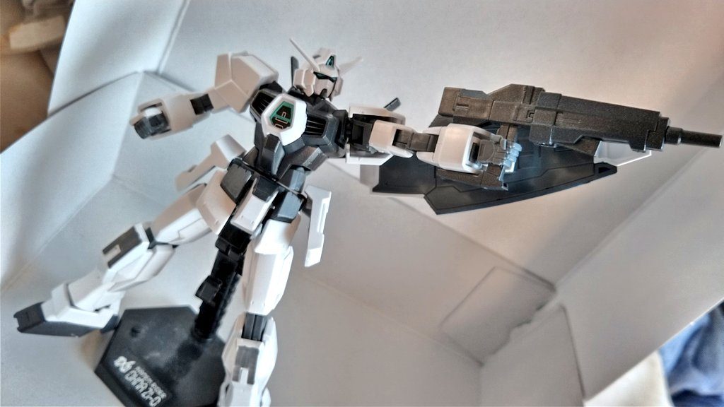 ドッズライフル構え。シールドとドッズライフルはガンダムカラーのSG05で塗装