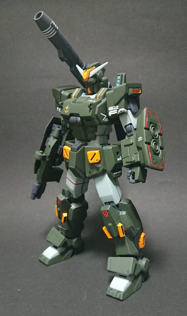 Ez-SRとBD3号機のミキシングです。
イントルーダーのブレードアンテナを角度変更。腹部装甲はプラ板等でスクラッチ。
左手のシールドはパワードジムのスリッパを切り貼りして作成しています。