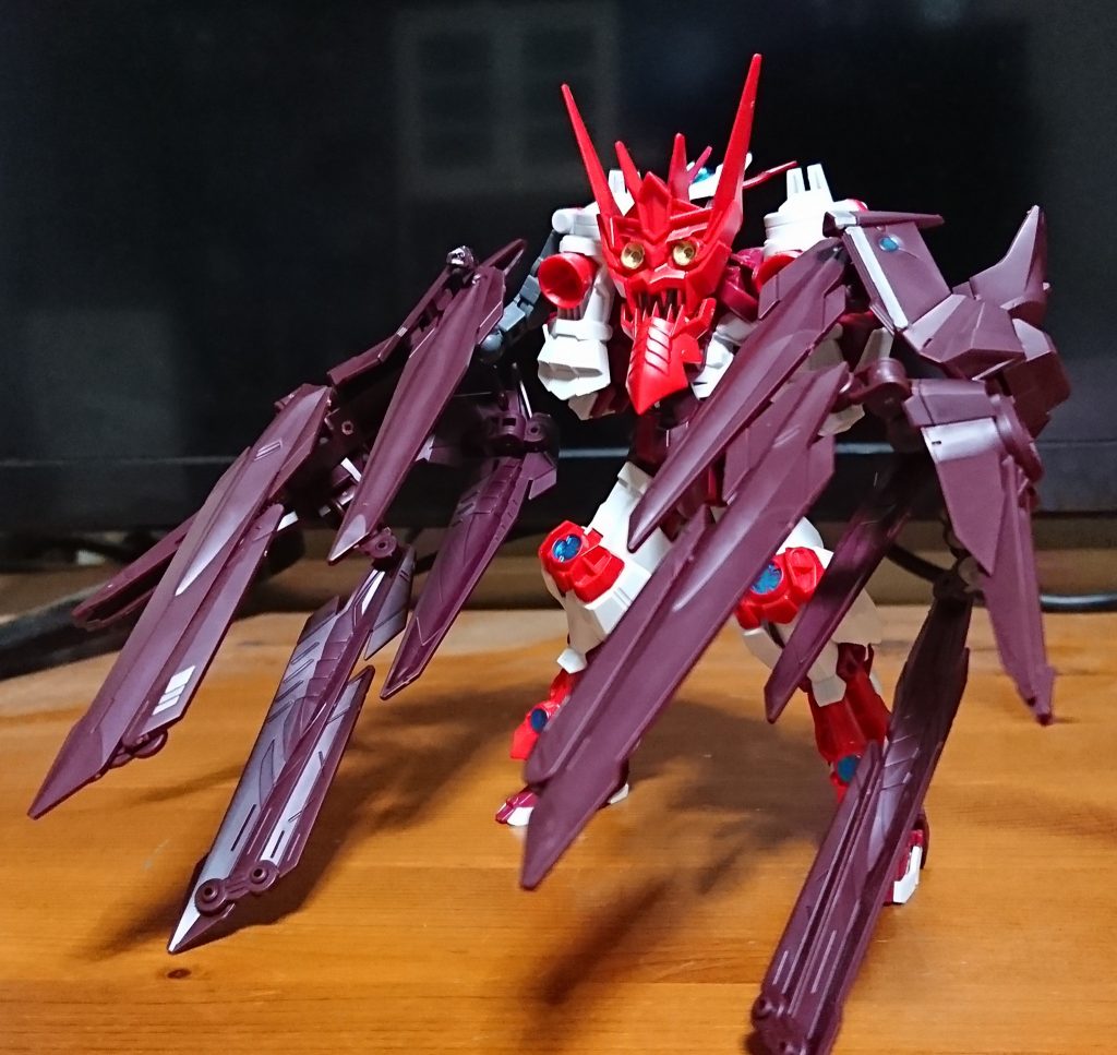 更に可変システムを搭載しており強襲特化形態[シュテンドウジ]になることも、その時ノーネイムユニットは変形、大型クロー形態[タツノオニゴテ]に変化します