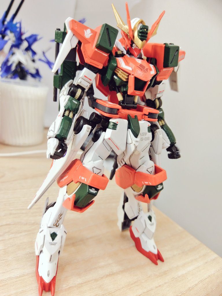 正面からのショットです。このアングルめちゃめちゃかっこいいです！

バスターガンダムが濃い緑とオレンジを使用してたので当初は緑多めに塗装しようとしたのですが、オレンジがだいぶ余っていたのと個人的にオレンジ色が好きだということと、鉄華団の機体ですから明るいほうがいいなと思ってオレンジ多めにしました！
実際塗装して見たらめちゃくちゃかっこよかったです（２度目）