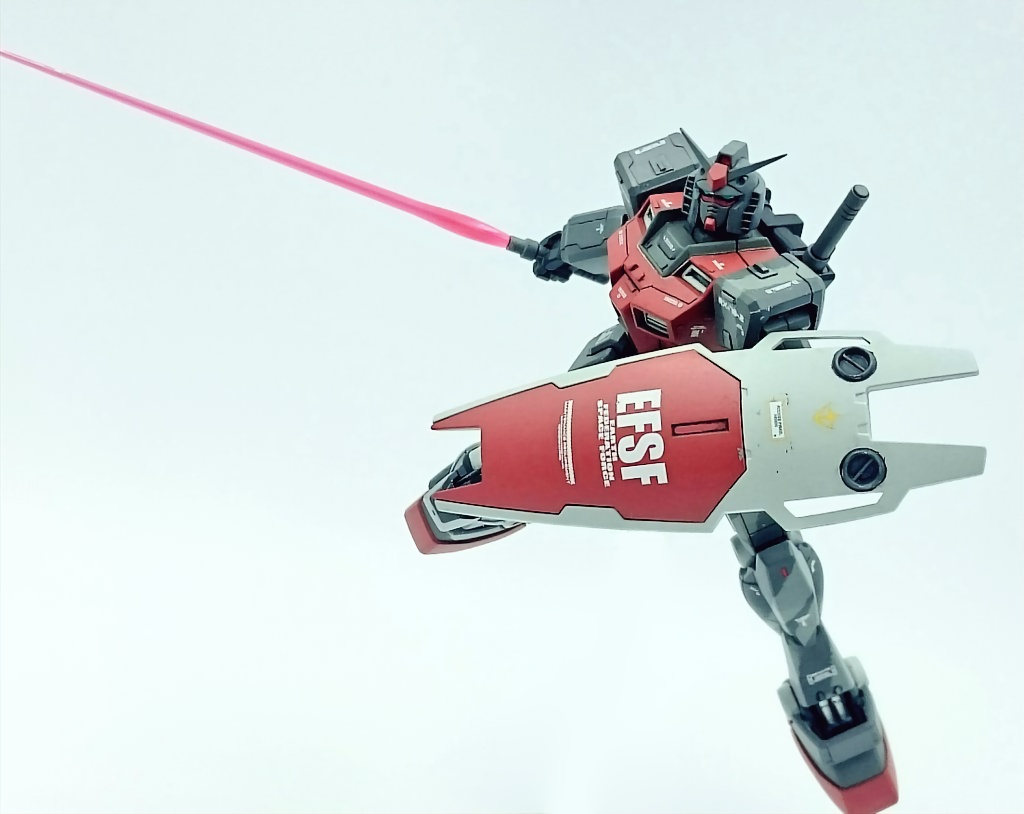 【アクション３】
ビームサーベルを抜き放った感じで
デカールの使用は金額に影響しないおかげでメリハリ付いた感じに出来て良かったです。