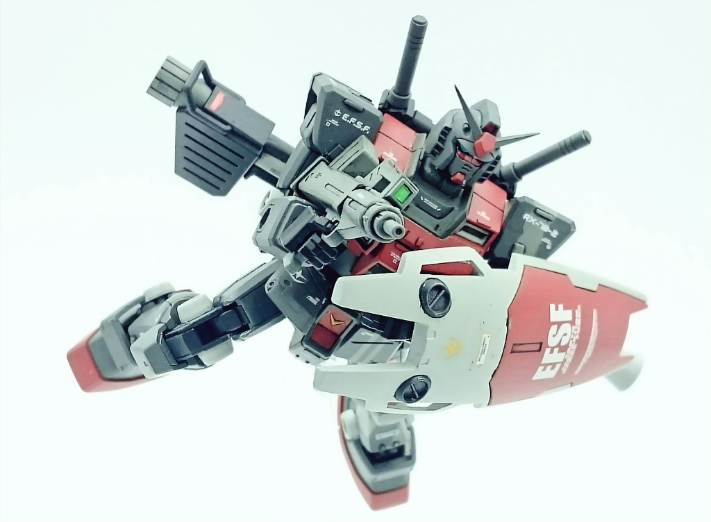 【アクション１】
フル装備で敵と接敵した感じで
胴回りは比較的初期に発売されたジムコマンドですがリバイブガンダムのおかげで可動は申し分ない感じです。