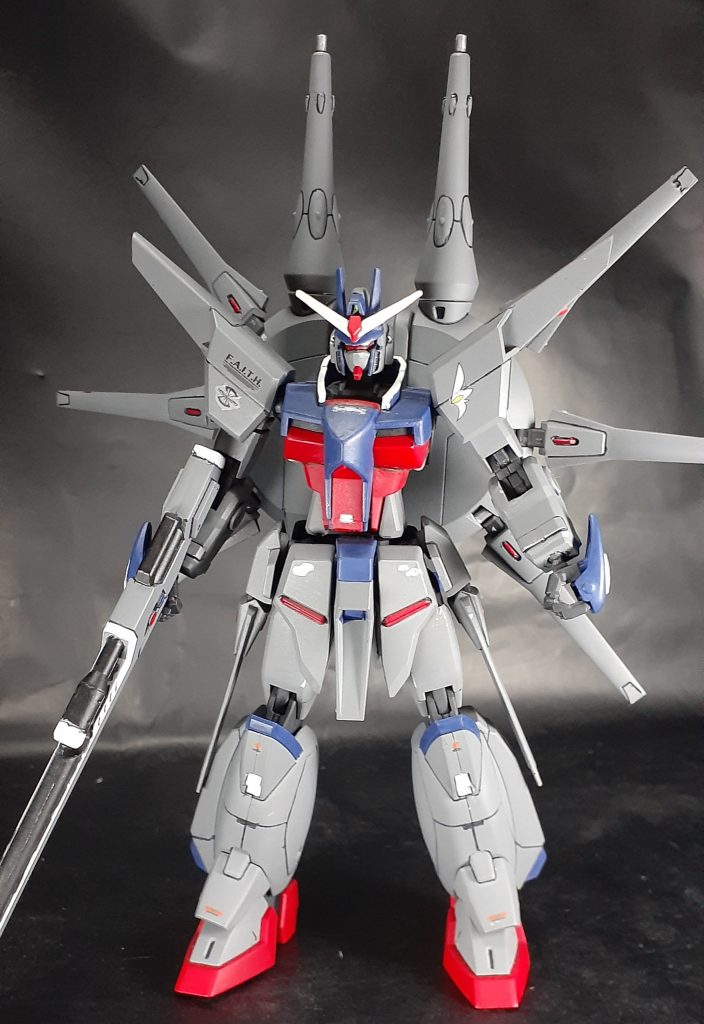 正面
デスティニー、レジェンドそれぞれのパーツを切り貼りしてまとめました
デカールはデスティニー制作時の余りを使用しています
肩はボールジョイントに変更