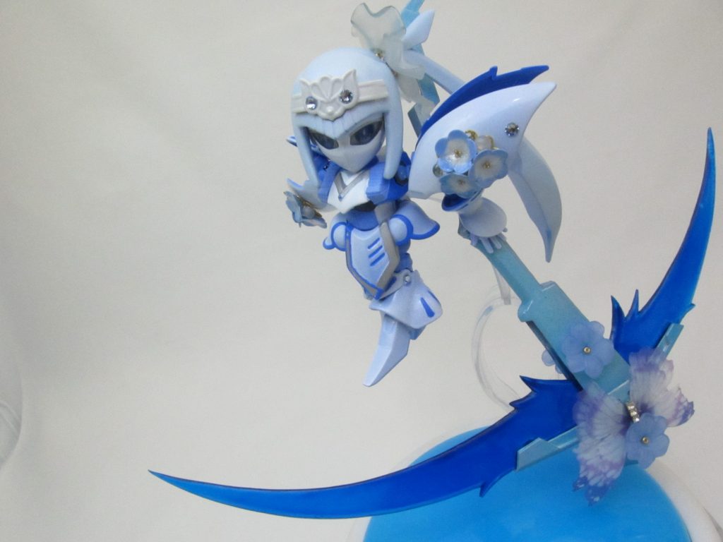 武器『 死蝶扇ー刈鎌ー 』
やってみたかったことの一つ、変形武器です。
扇だけじゃ物足りないと感じたので命を刈り取る形をした鎌を制作しました。
さすがに扇とは別に制作しています。