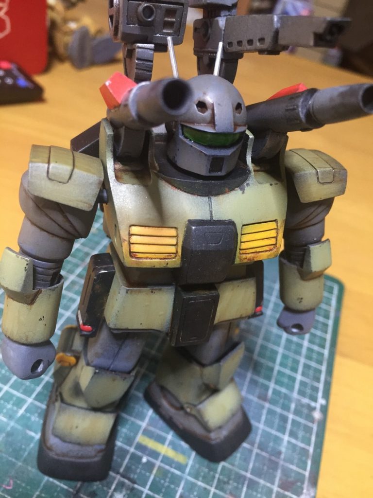 出来得る限りモールドは彫り直しして、エッジを出すようヤスってます。
設定色は気にしていませんので、自分が気にいるように塗装してますのでご容赦くださいませ。
艶消し吹いてからタミヤのフィルタリングリキッドで汚して、ハゲチョロはコピックで描き込んでます。