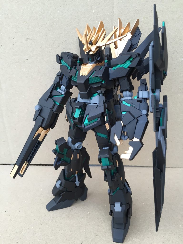 背面の画像がありませんが、ビームマグナムは背中に背負っています。