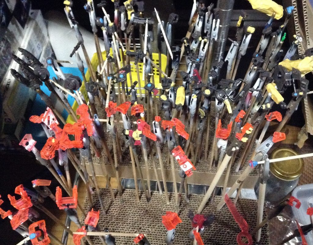 フレームの塗装
これと同じ量の装甲パーツがあるのでかなり量がおおいです。