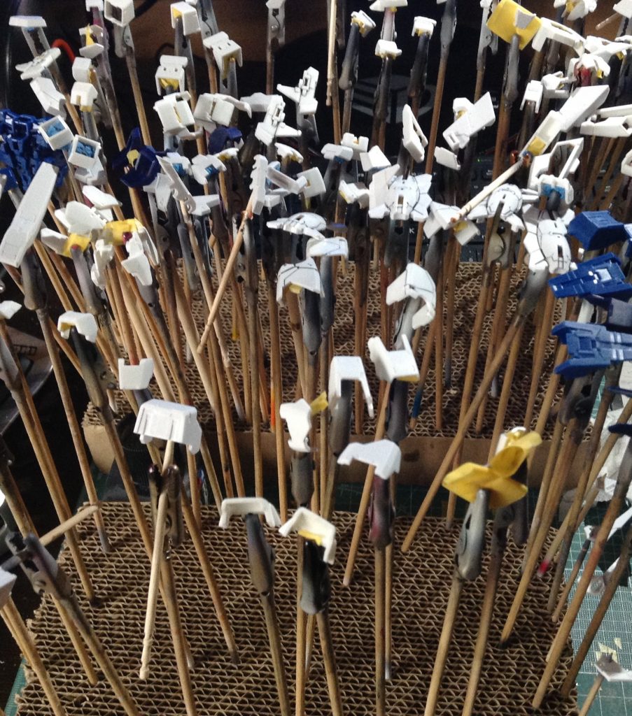 装甲パーツをダンボールに植え終わったところです。
RGはパーツどうしを合わせるところがおおいので
そういう部分に塗料が入らないようにすべて考慮する必要があります。

いざ組み立て用としたときに太った合わせの部分が折れるとか
ダボが持っていかれてしまうなどの事故が起きますので
しっかりマスキングします。

実はこれが一番しんどい。