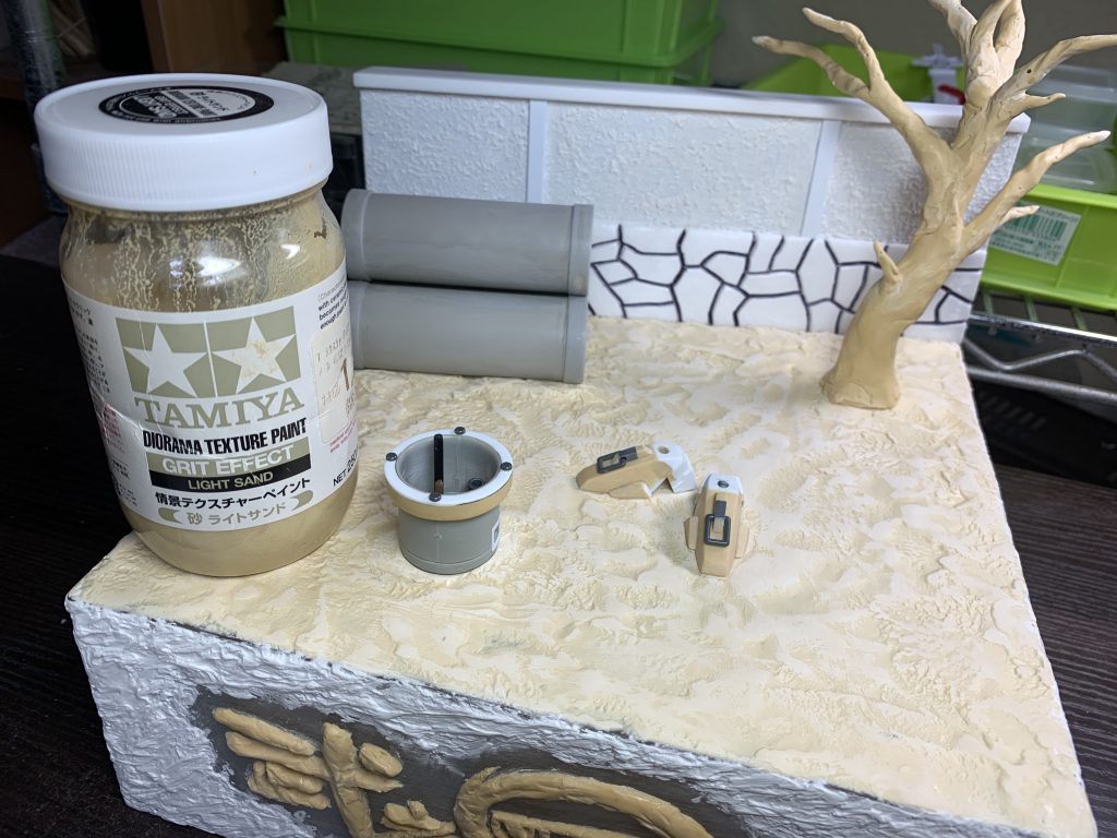 ジオラマは箱型のプラケースにエポパテとモデリングペーストを盛り付け各種小物はエポパテ、プラパイプ、プラ板、スチレンボード等を使ってスクラッチしてます。