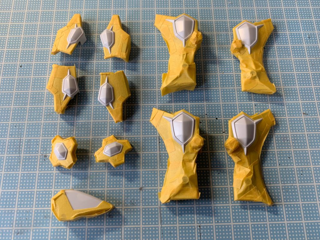 各所にあるレンズ部以外をマスキングし,
メタリックグリーンを吹き付けて,
さらにマスキングしたらその上から
今度はイエローを吹き付ける作業が待っている.