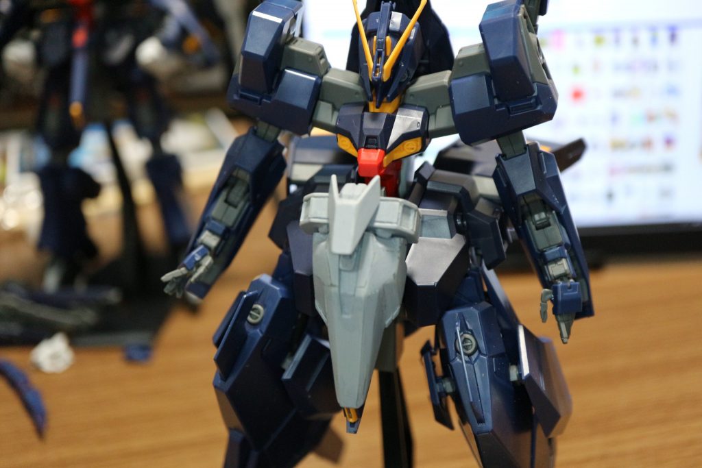 股間ユニットの製作途中
元パーツが平面的な構成だったので、マスキングテープを使って各面の形状を写し取り、80%縮小コピーをしてプラ板に転写、切り出しして製作しました