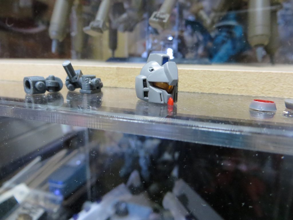 顔のアクセントとして顎部分にガンダム的なアレを付けたのですが、完全にジェガンです。