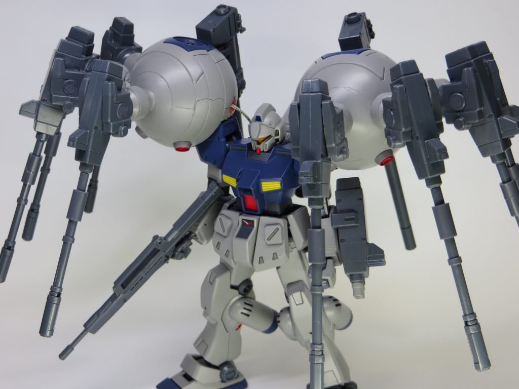 カラーリングはジオングに寄せてみました。両肩のボールには5基ずつのキャノンが付いています。ボールは取り外せるようネオジム磁石を埋め込みましたが、重すぎたので3mmランナーで補助する形になっています。