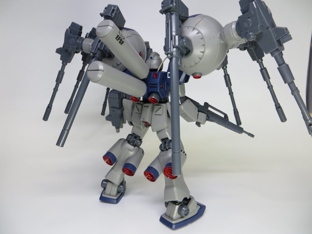 後ろ姿。ボールの肩?部分を利用したプロペラントタンクが良い味出してます。下半身がさみしいかと思ったので、ボールのバーニアを足に追加。