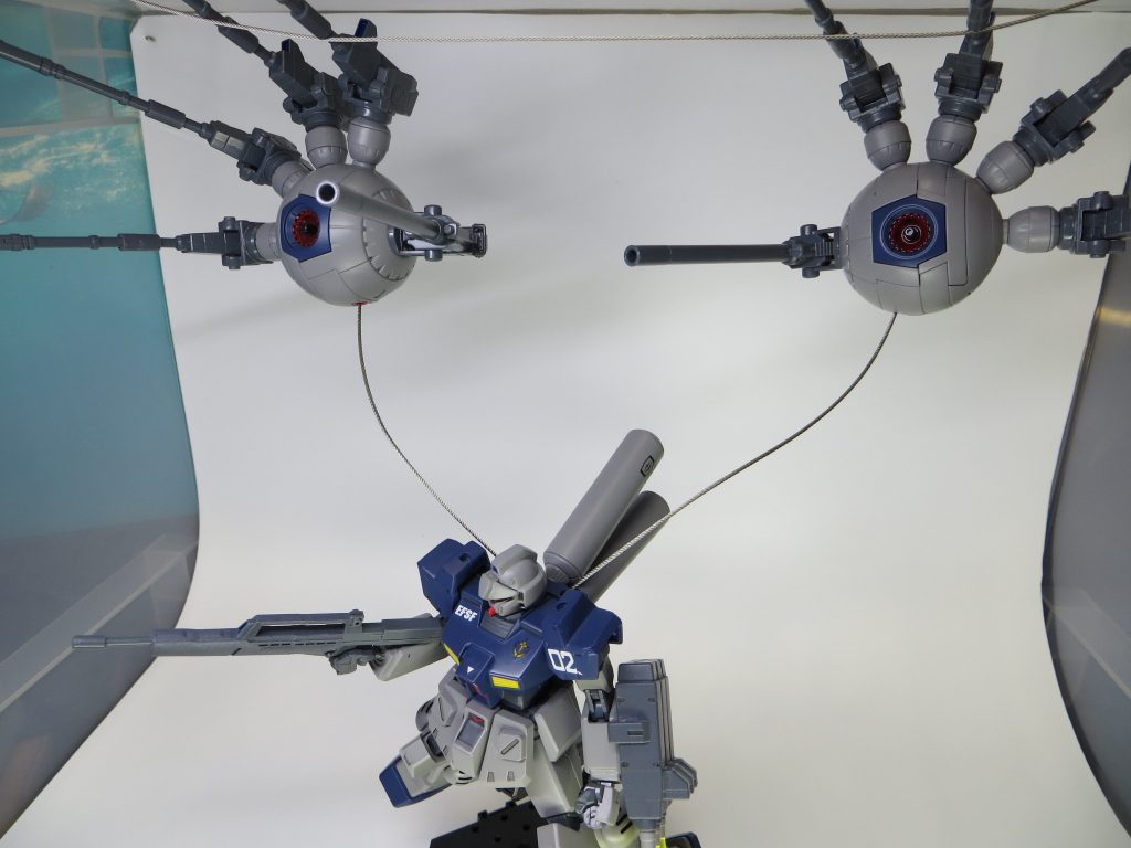 サイコミュ的なオールレンジ攻撃。リード線でなくステンレスワイヤーを使用してみました。今まで作成した中では一番ジムジャグラーっぽいかも。どのように撮影するか非常に悩んで無理やり吊り下げて撮りました。ワイヤーはバックパックから生えてます。