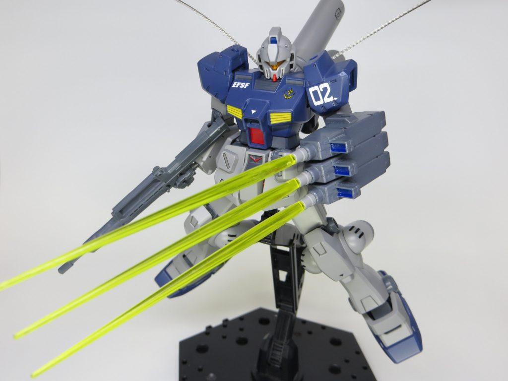 サイコミュ以外の兵装として、ビームクローとロングライフルを持たせました。クロー部分はビームサーベル×3で、射出可能。遠近両用の武装となっています。