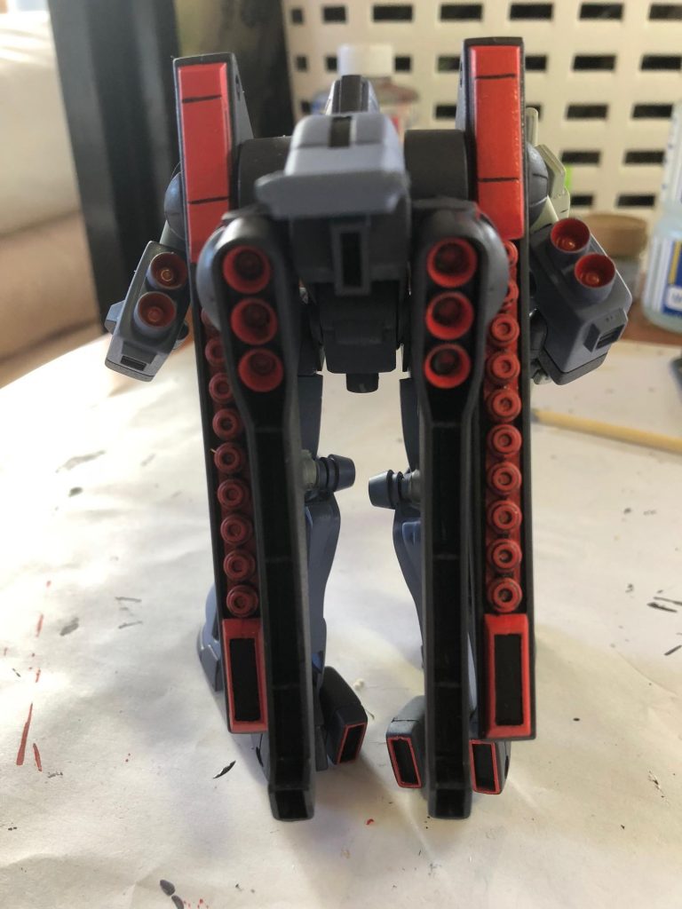 リア。各スリットの閉塞はこういうところでいい効果がありました。後ろから見る異様さがガ・ゾウムの魅力かな(笑)
そうそう。今回は塗装に難儀しました。ガ・ゾウムのカラーリングが資料・作例によりまちまち。一度パープルに寄せたカラーにしましたがどうにも今一つ。結局ミディアムブルーに寄せたカラーリングに塗装をやり直しました。おかげで表面がややゴワゴワになってます( ^ω^)・・・