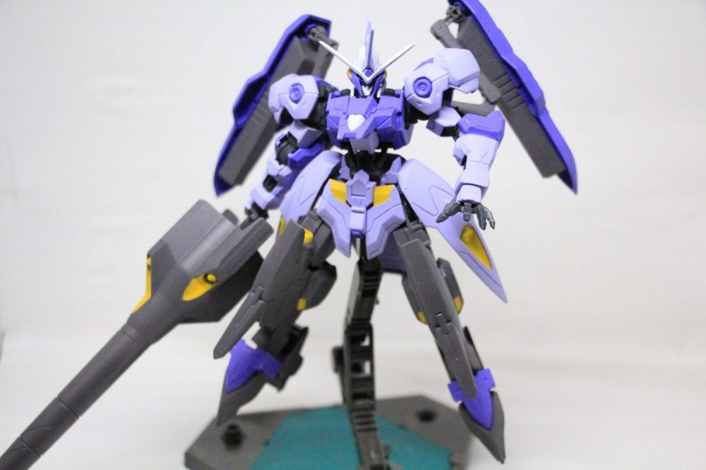 角を延長し足にハルートのパーツを使用
胴体のサイドにはプラ板を張り付け装甲を作成しました。