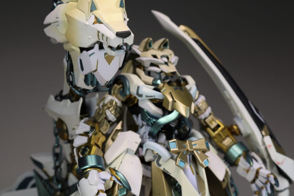 頭の耳はシアクアンタから、犬?ぽくなるようにルプスレクスののパーツをくっ付けて、ゴールドフレームの帽子ぽい頭部のパーツを削り込んでハメました。
予想以上に犬ぽくなって気に入っています。